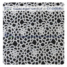 旧式な伸張ポリエステル刺繍のレースの生地、白い花 サプライヤー