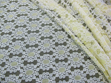 柔らかく黄色い綿のレースの服 CY-DK0034 のために編まれるナイロン レースの生地の点の花 サプライヤー