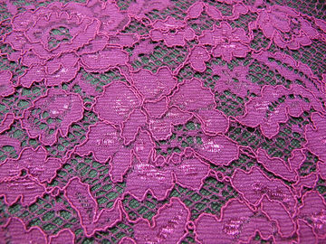 優雅な紫色のかぎ針編みの花のレースの生地の衣服のためのナイロン レーヨン材料 サプライヤー