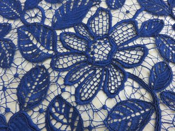 ロイヤル ブルーのコードの女性の服のための花の刺繍されたレースの生地の手細工 サプライヤー