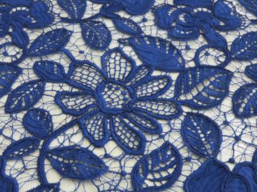 ロイヤル ブルーのコードの女性の服のための花の刺繍されたレースの生地の手細工 サプライヤー